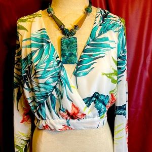 ⭐ 5 for $40 ♥️Crop blouse w/slit tie wrists